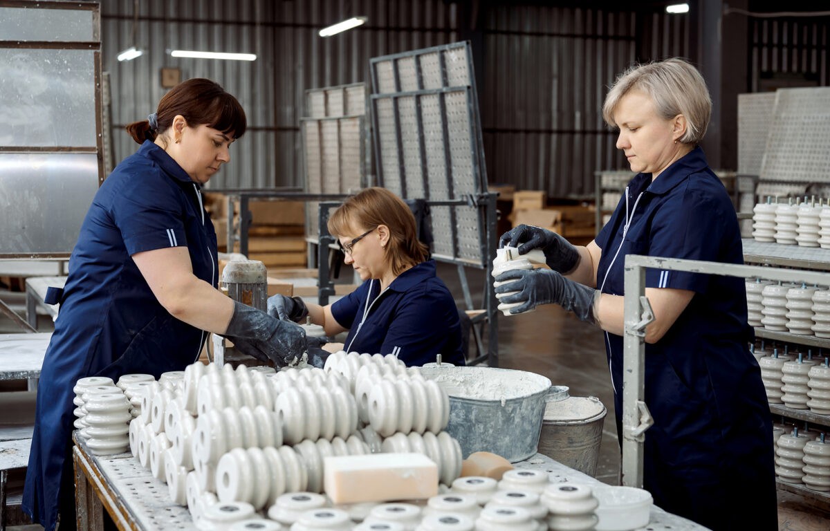 Губернатор Игорь Руденя поздравил работников Андреапольского фарфорового завода с 80-летием предприятия