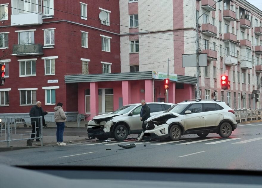 Утром в Твери столкнулись две легковушки
