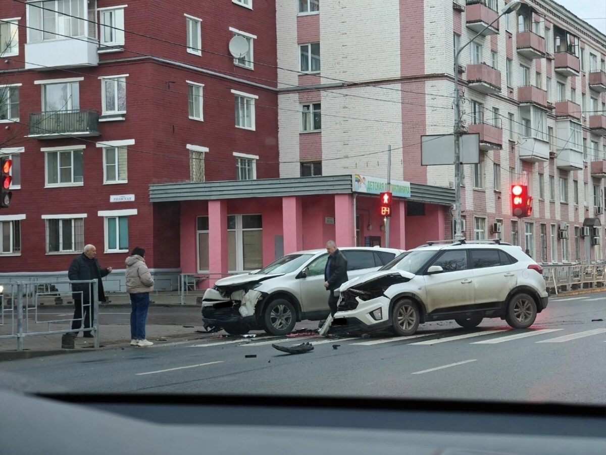 Утром в Твери столкнулись две легковушки