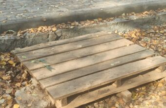 В Тверской области дыру на тротуаре заделали досками В Тверской области дыру на тротуаре заделали досками