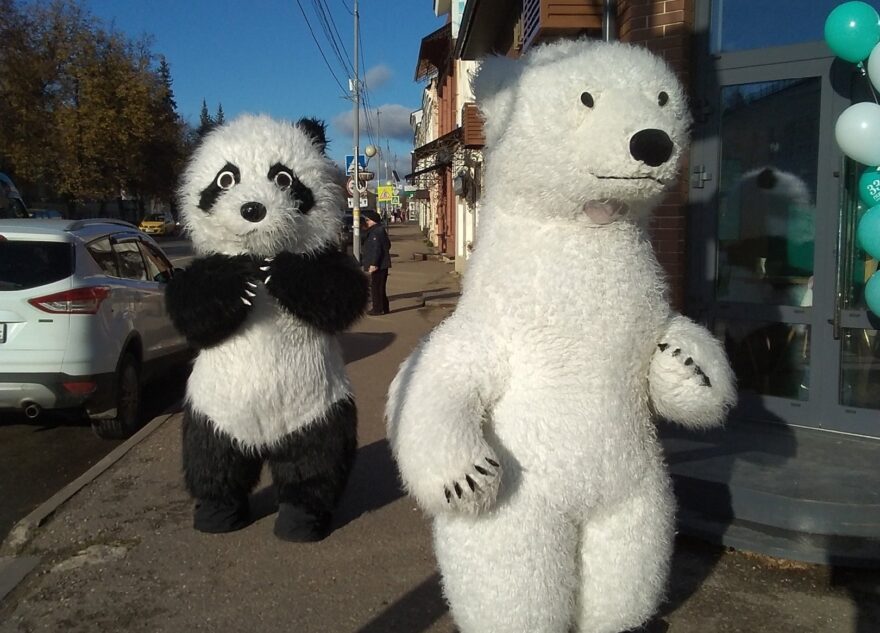 По городу в Тверской области ходят добрые медведи