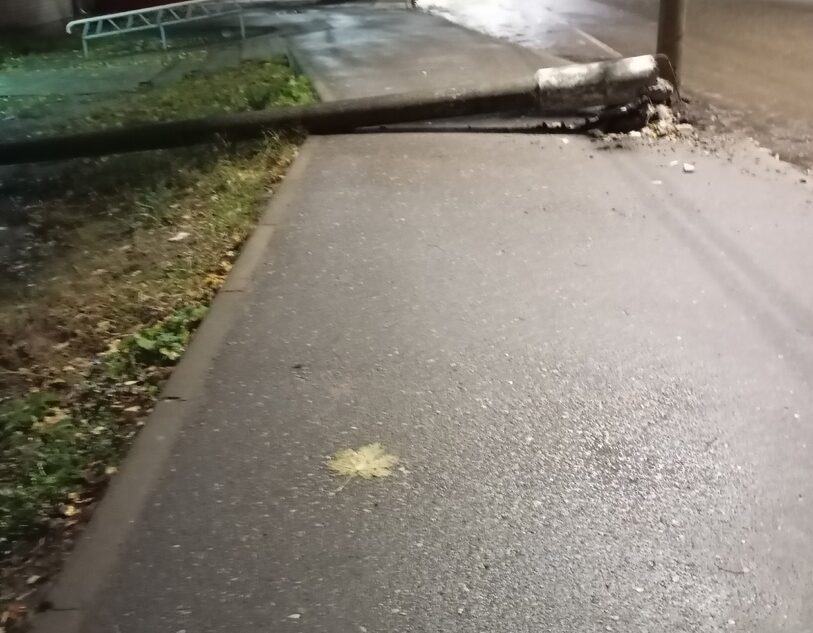 На тротуаре в Тверской области лежит упавший столб