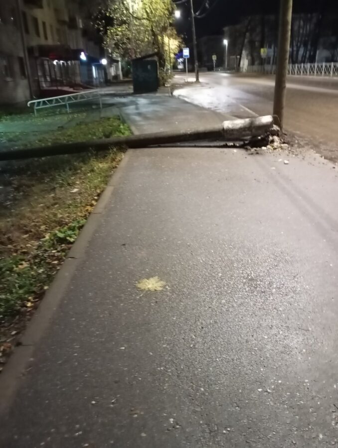 На тротуаре в Тверской области лежит упавший столб