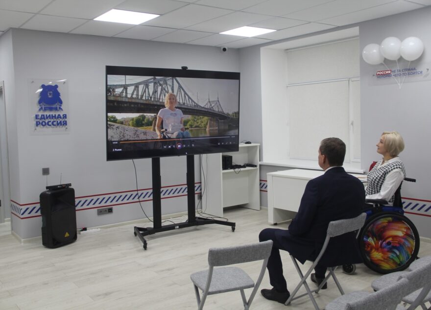 Сенатор Андрей Епишин провел встречу с победительницей Межрегионального конкурса красоты и таланта для девушек на инвалидных колясках «Покорители вершин - 2024» Екатериной Родионовой