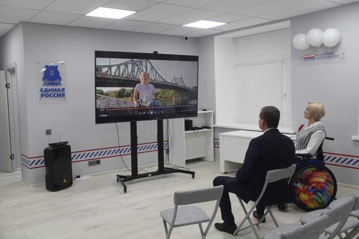 Сенатор Андрей Епишин провел встречу с победительницей Межрегионального конкурса красоты и таланта для девушек на инвалидных колясках «Покорители вершин - 2024» Екатериной Родионовой