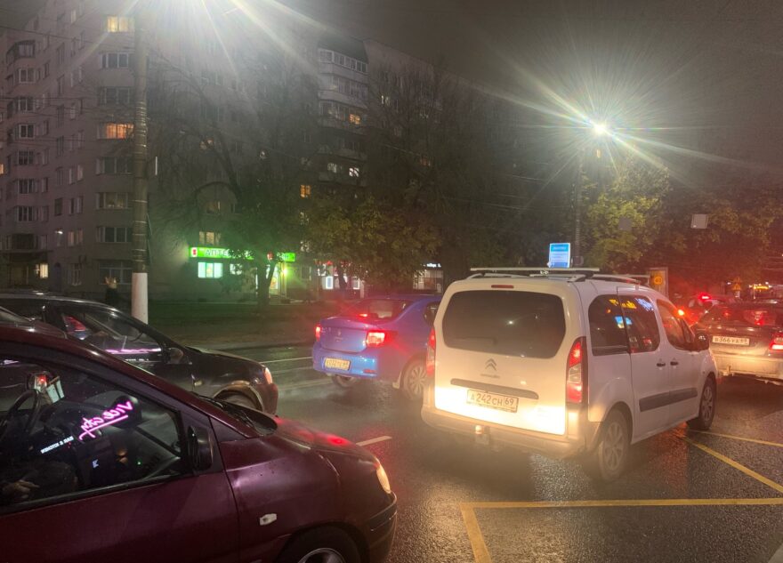 В Твери образовалась километровая пробка