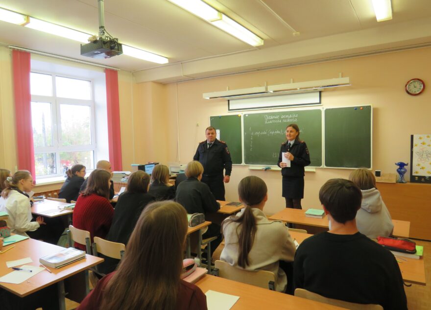 Руководители Тверского линейного отдела МВД России на транспорте провели профориентационные беседы со школьниками