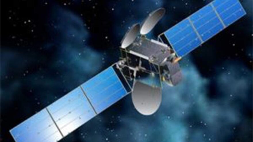 Астрономы обнаружили 20 неопознанных объектов вблизи спутника Intelsat-33e Астрономы обнаружили 20 неопознанных объектов вблизи спутника Intelsat-33e
