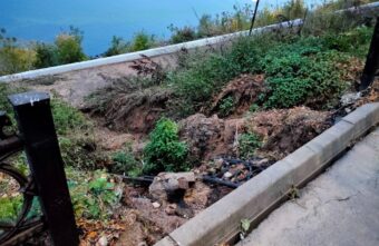 В городе Тверской области разрушилась часть набережной у Волги В городе Тверской области разрушилась часть набережной у Волги