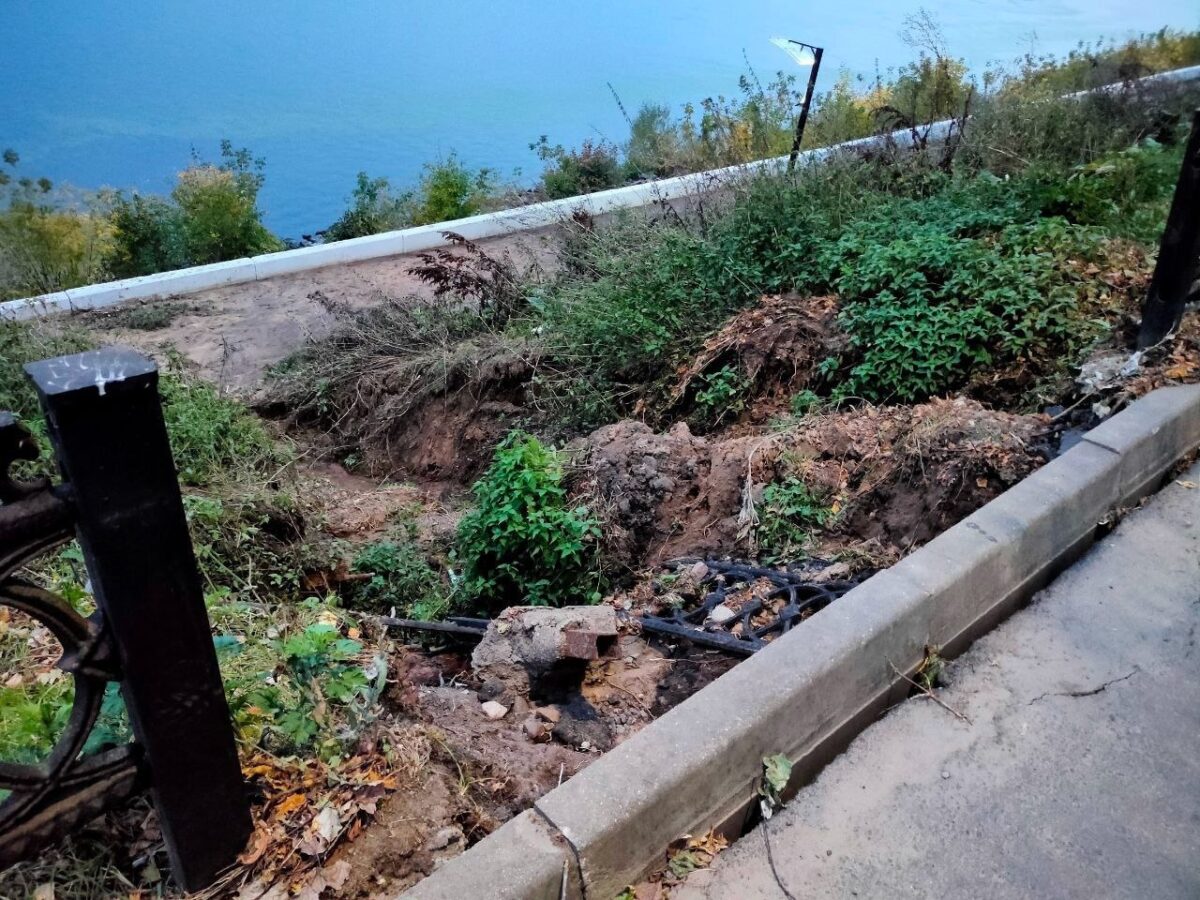 В городе Тверской области разрушилась часть набережной у Волги