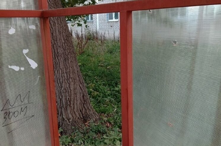 В городе Тверской области вандалы второй раз сломали остановку В городе Тверской области вандалы второй раз сломали остановку