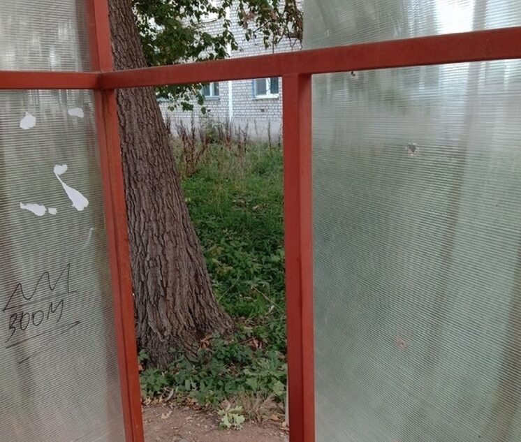 В городе Тверской области вандалы второй раз сломали остановку В городе Тверской области вандалы второй раз сломали остановку