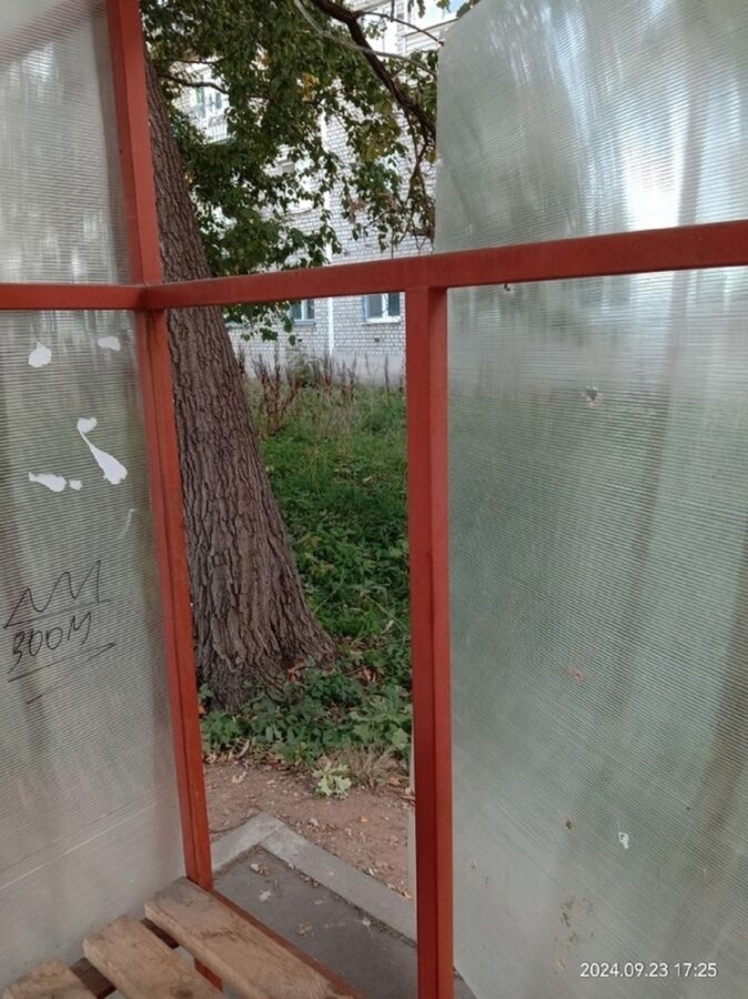 В городе Тверской области вандалы второй раз сломали остановку