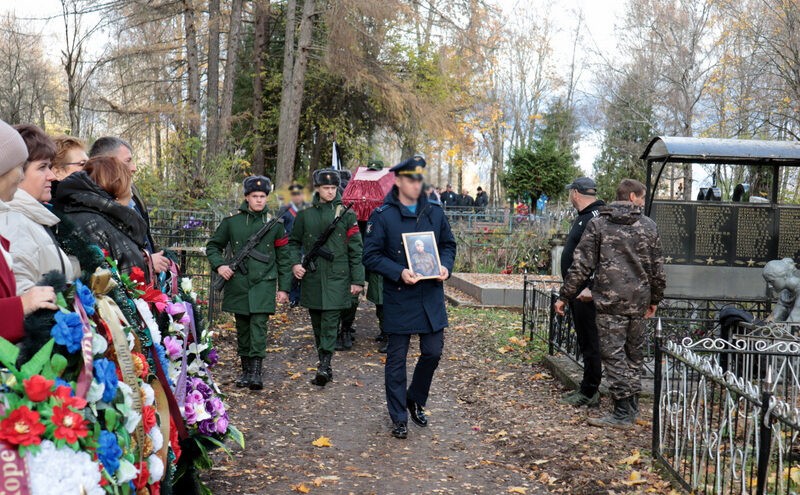 В Тверской области простились с погибшим на СВО разведчиком-снайпером В Тверской области простились с погибшим на СВО разведчиком-снайпером