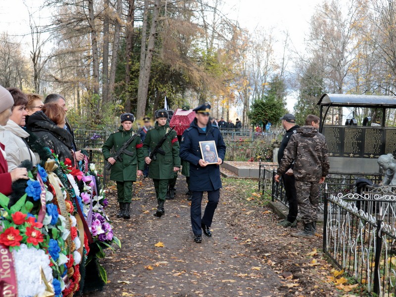 В Тверской области простились с погибшим на СВО разведчиком-снайпером