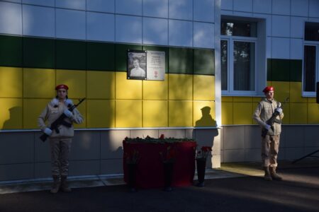 На здании школы в Тверской области появилось изображение бойца СВО На здании школы в Тверской области появилось изображение бойца СВО