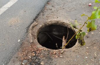 В одном из городов Тверской области люди боятся провалиться в люк