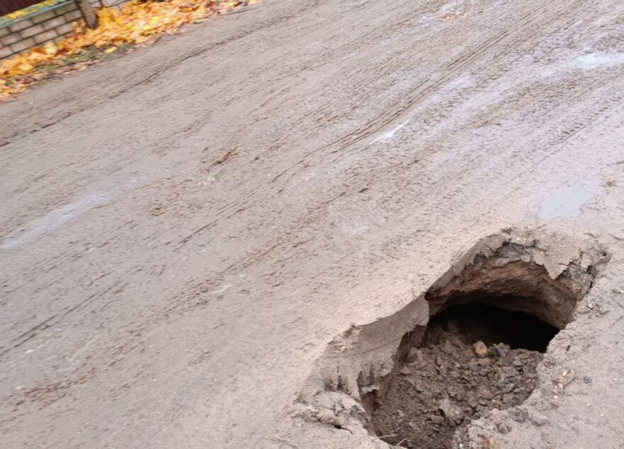 На дороге в Тверской области образовался провал