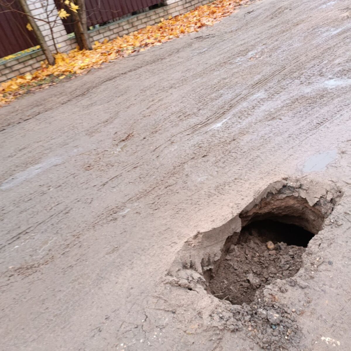 На дороге в Тверской области образовался провал