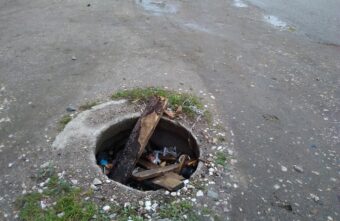 Жителей Тверской области предупредили об опасном колодце на дороге Жителей Тверской области предупредили об опасном колодце на дороге