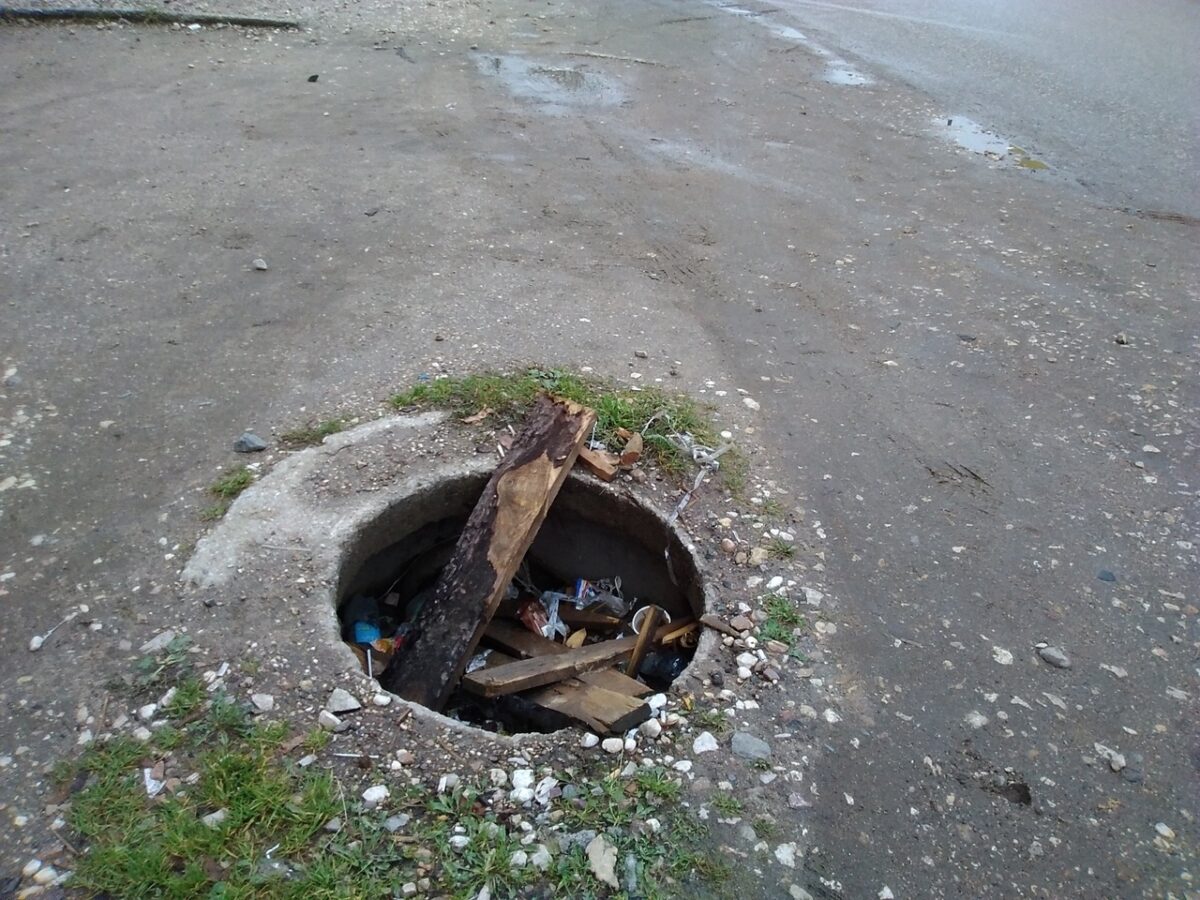 Жителей Тверской области предупредили об опасном колодце на дороге