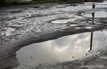 На дороге в Заволжском районе Твери образовались большие ямы На дороге в Заволжском районе Твери образовались большие ямы