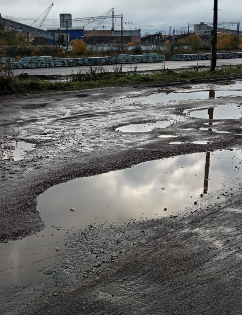 На дороге в Заволжском районе Твери образовались большие ямы