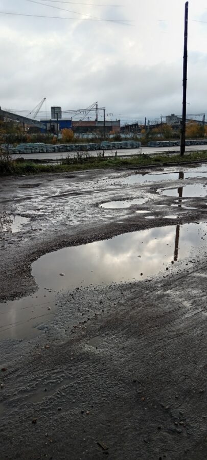 На дороге в Заволжском районе Твери образовались большие ямы На дороге в Заволжском районе Твери образовались большие ямы