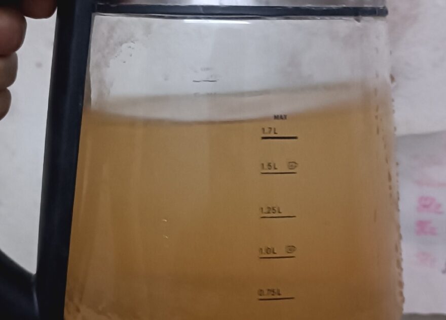 Во многих домах Твери из кранов течет песок