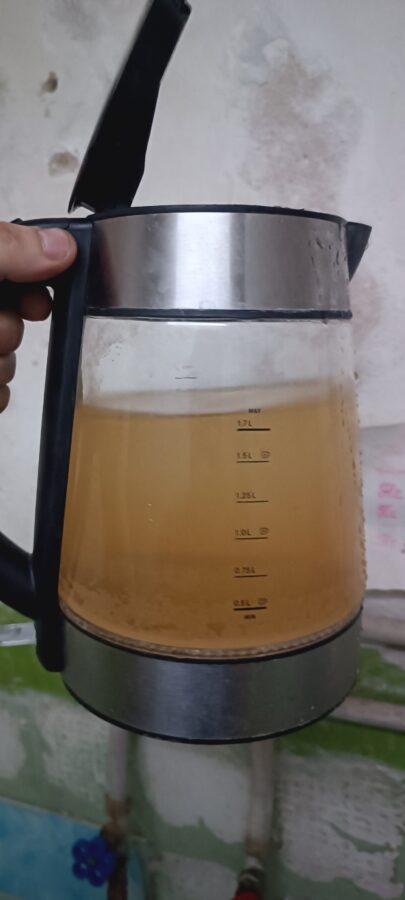 Во многих домах Твери из кранов течет песок