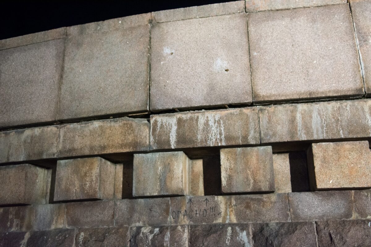 Жители Твери огорчены состоянием памятника Афанасию Никитину