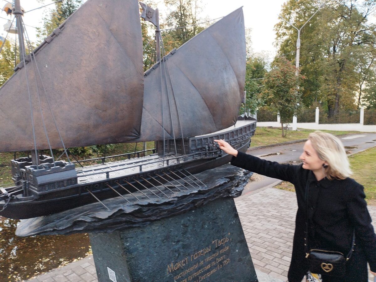 В Твери туристы трут на счастье Екатерину II