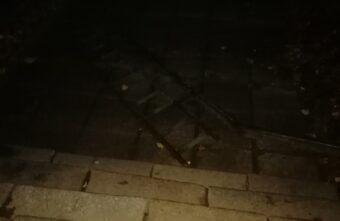 В Тверской области вандалы вырвали ограждение на спуске с лестницы