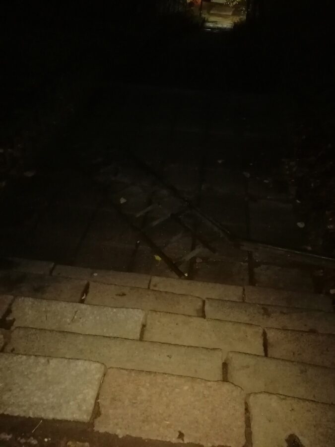 В Тверской области вандалы вырвали ограждение на спуске с лестницы