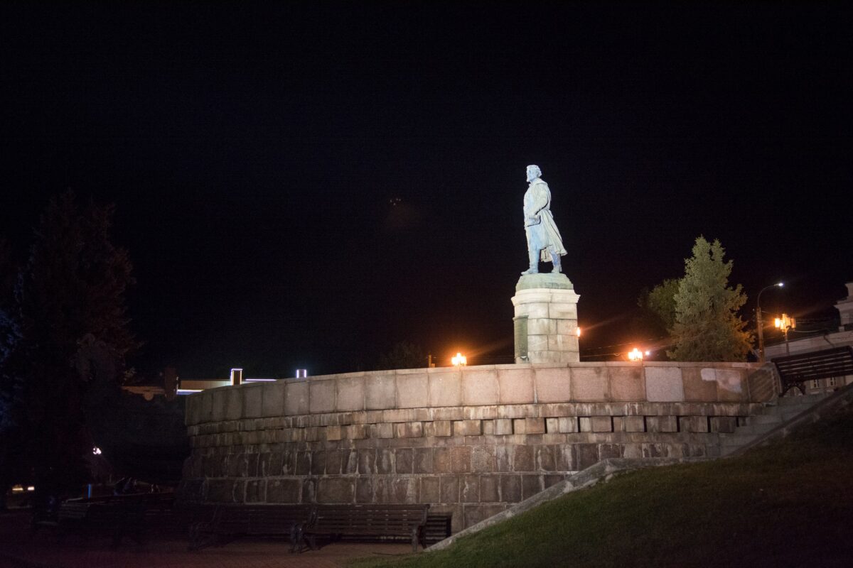 Жители Твери огорчены состоянием памятника Афанасию Никитину
