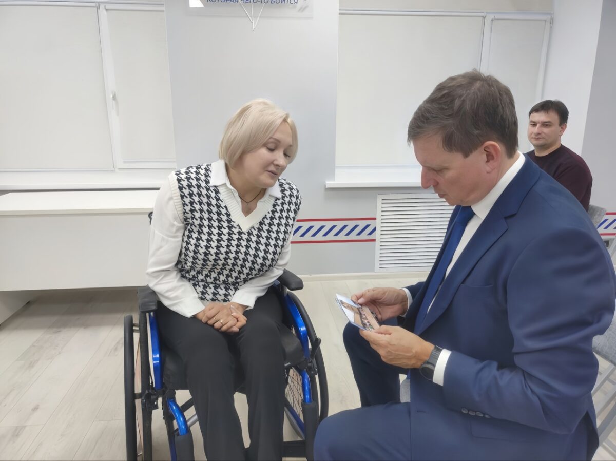 Сенатор Андрей Епишин провел встречу с победительницей Межрегионального конкурса красоты и таланта для девушек на инвалидных колясках «Покорители вершин - 2024» Екатериной Родионовой