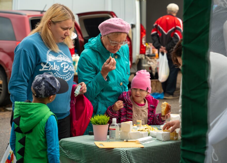 От плащей до лука: в Лихославле прошла осенняя ярмарка
