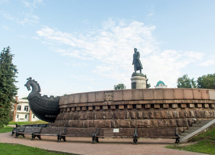 Жители Твери огорчены состоянием памятника Афанасию Никитину