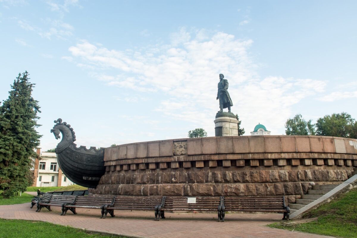 Жители Твери огорчены состоянием памятника Афанасию Никитину