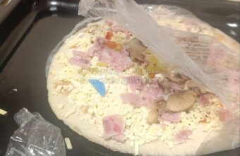 В Твери в пицце из супермаркета нашли пластик и личинок