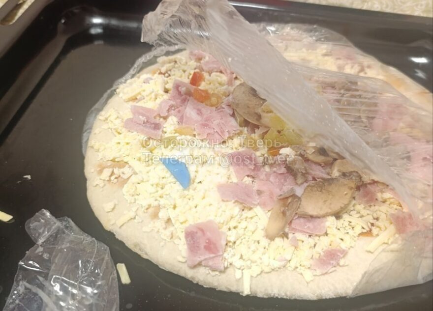 В Твери в пицце из супермаркета нашли пластик и личинок