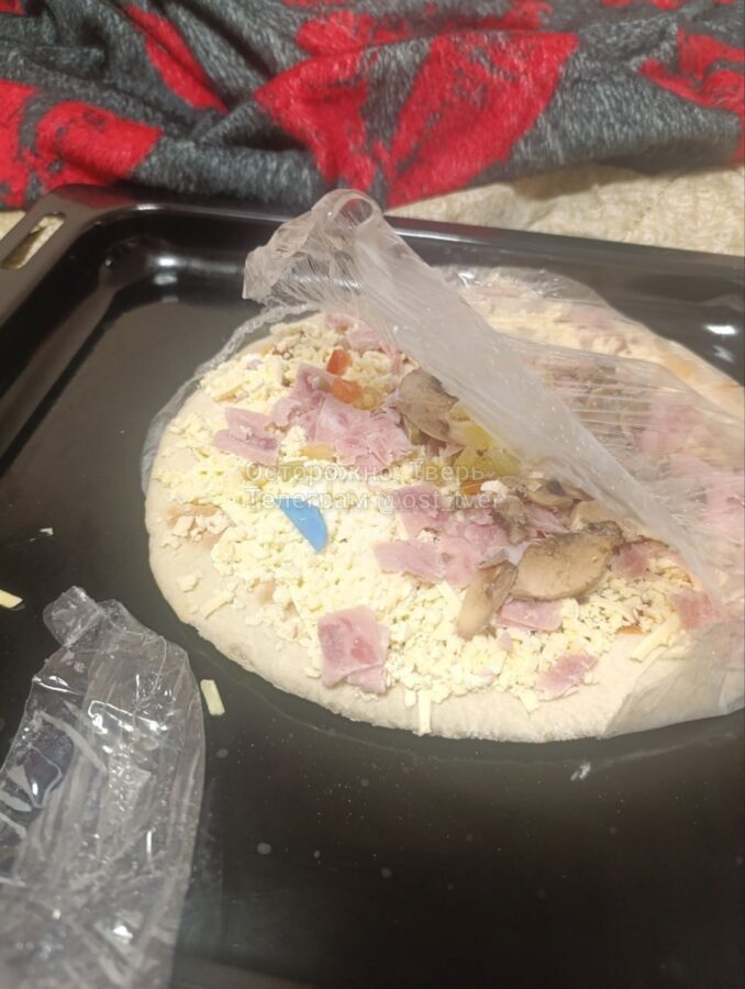 В Твери в пицце из супермаркета нашли пластик и личинок