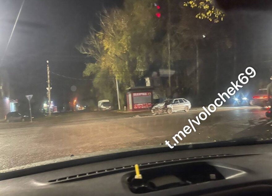 В Тверской области столкнулись две легковушки