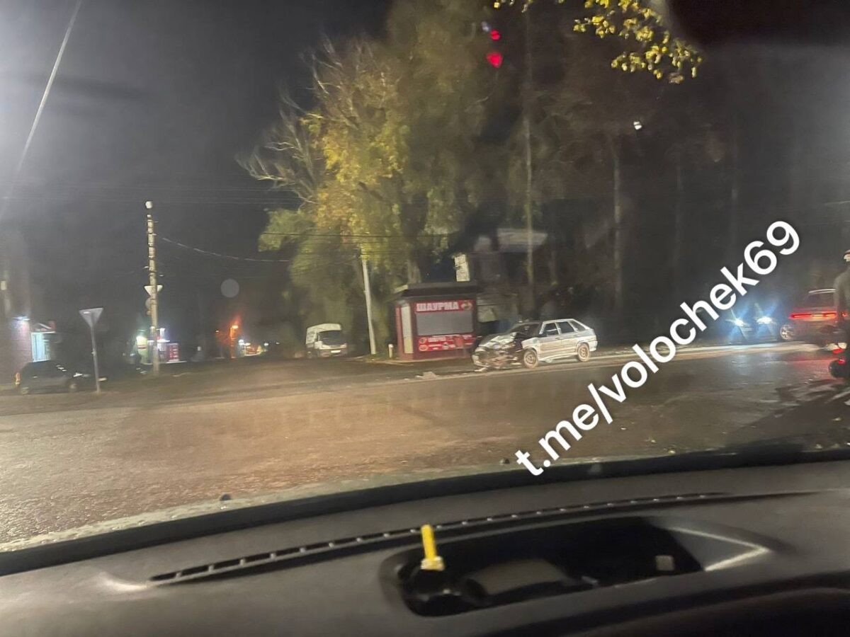 В Тверской области столкнулись две легковушки