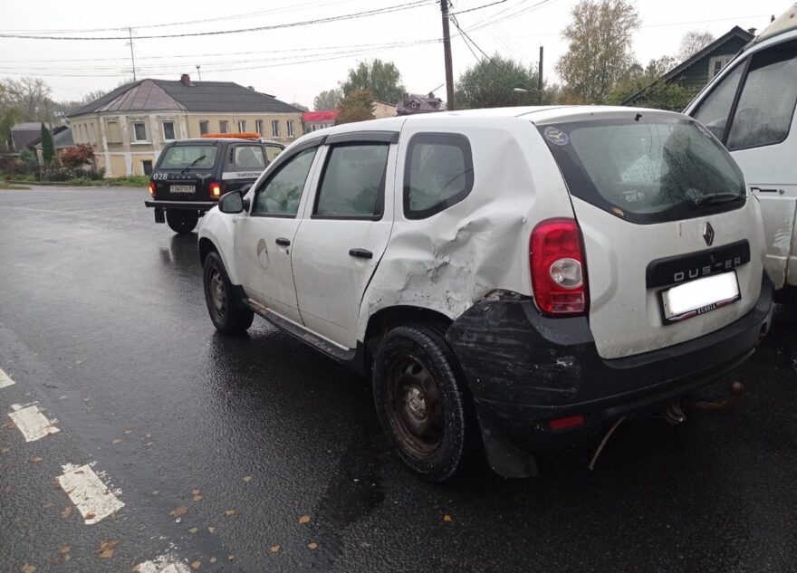 В Твери водитель грузовика устроил ДТП и убежал
