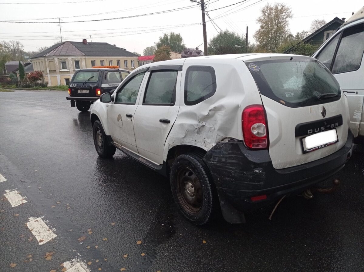 В Твери водитель грузовика устроил ДТП и убежал