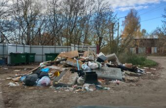 Возле школы в Тверской области образовалась свалка