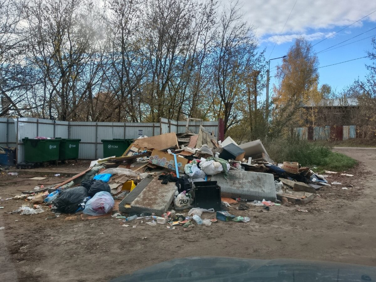 Возле школы в Тверской области образовалась свалка