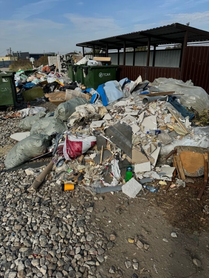 В деревне под Тверью мусорная площадка превратилась в огромную свалку