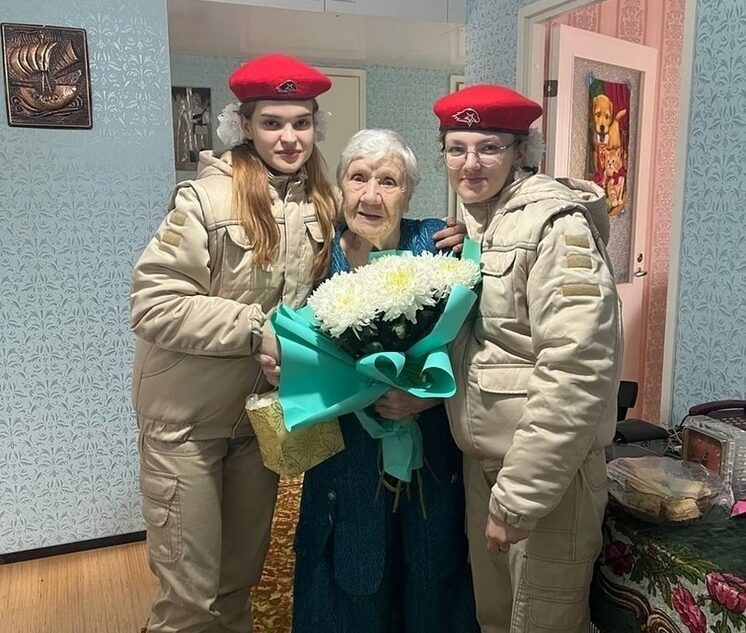 В Андреаполе юнармейцы навестили бывшую жительницу блокадного Ленинграда Анну Кириллову